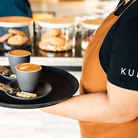 Pullman Auckland Airport Hotel ภายนอก รูปภาพ A server holding a tray of coffee
