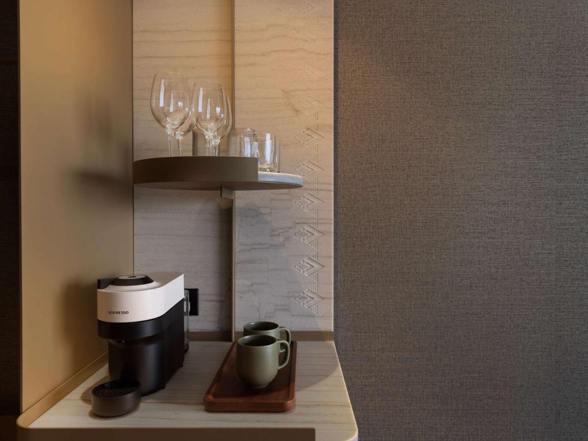 Pullman Auckland Airport Hotel ภายนอก รูปภาพ A Nespresso coffee machine in a hotel room