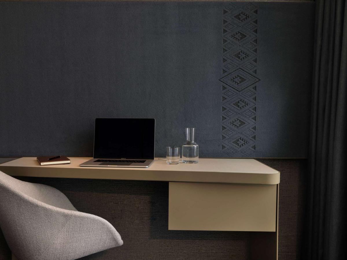 Pullman Auckland Airport Hotel ภายนอก รูปภาพ A wall decorated with a stencil