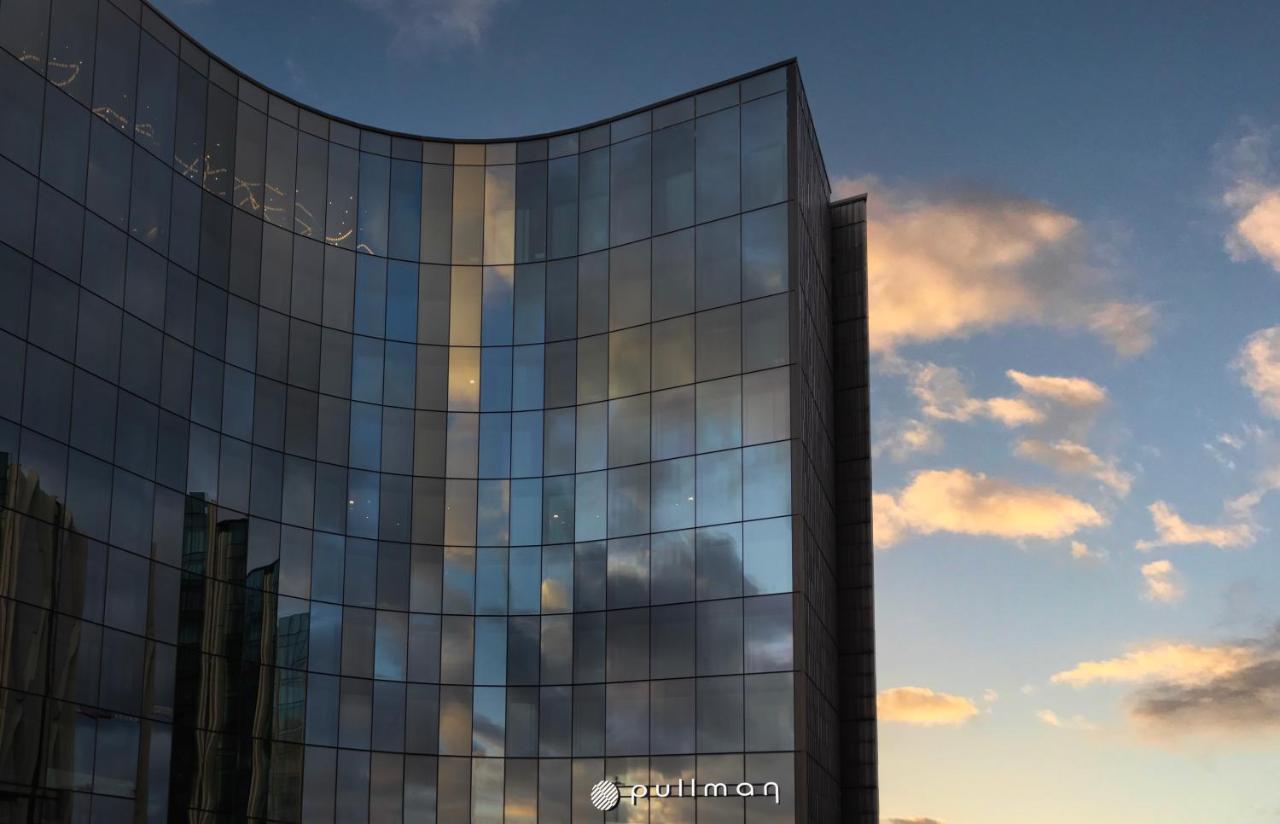 Pullman Auckland Airport Hotel ภายนอก รูปภาพ The building at sunset