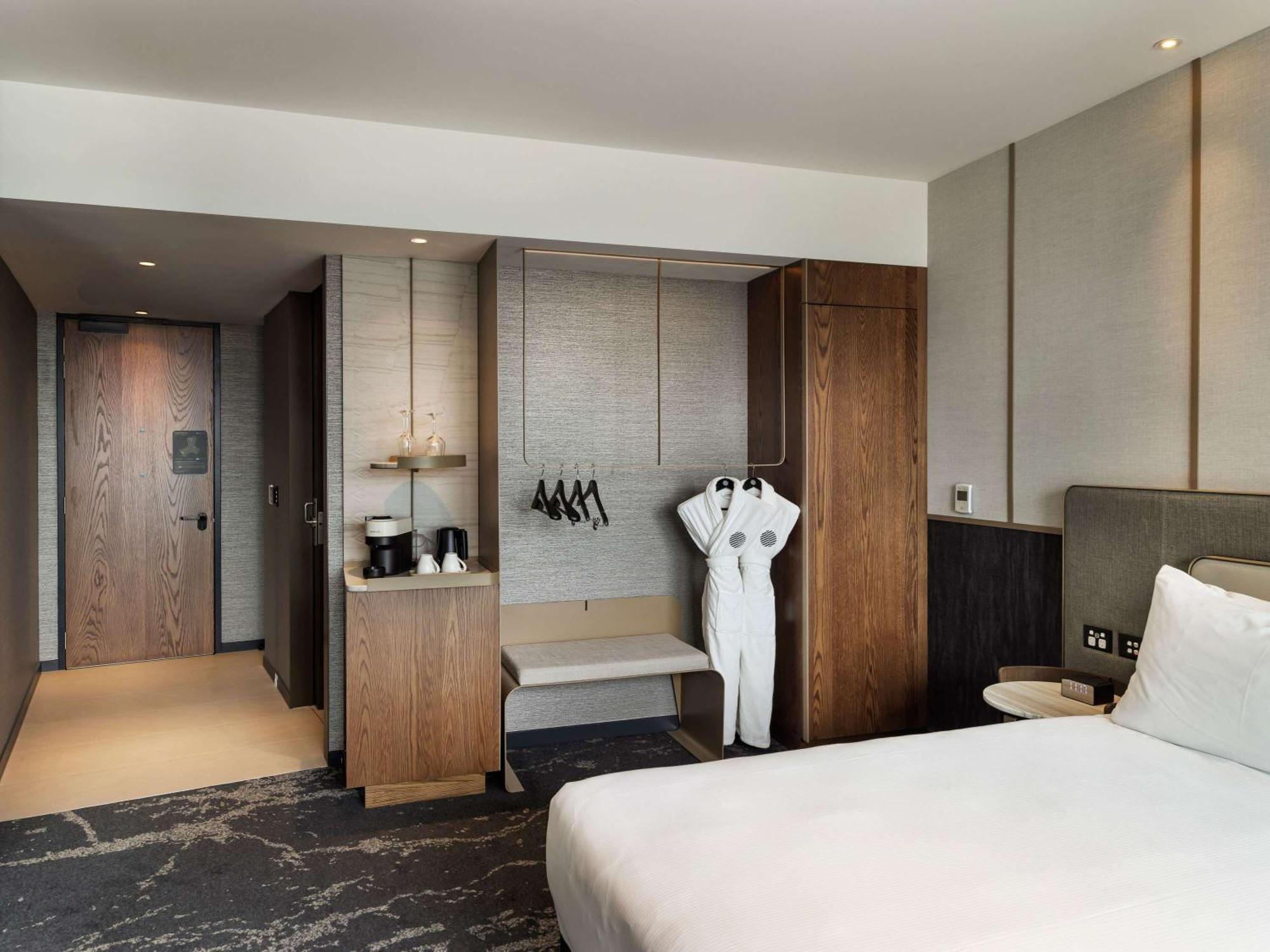 Pullman Auckland Airport Hotel ภายนอก รูปภาพ A room at the hotel