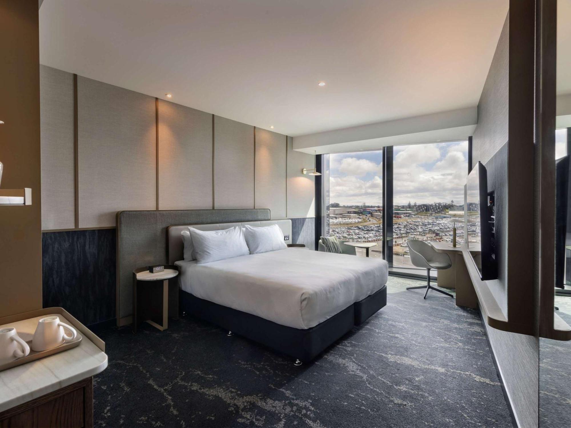 Pullman Auckland Airport Hotel ภายนอก รูปภาพ A room at the hotel