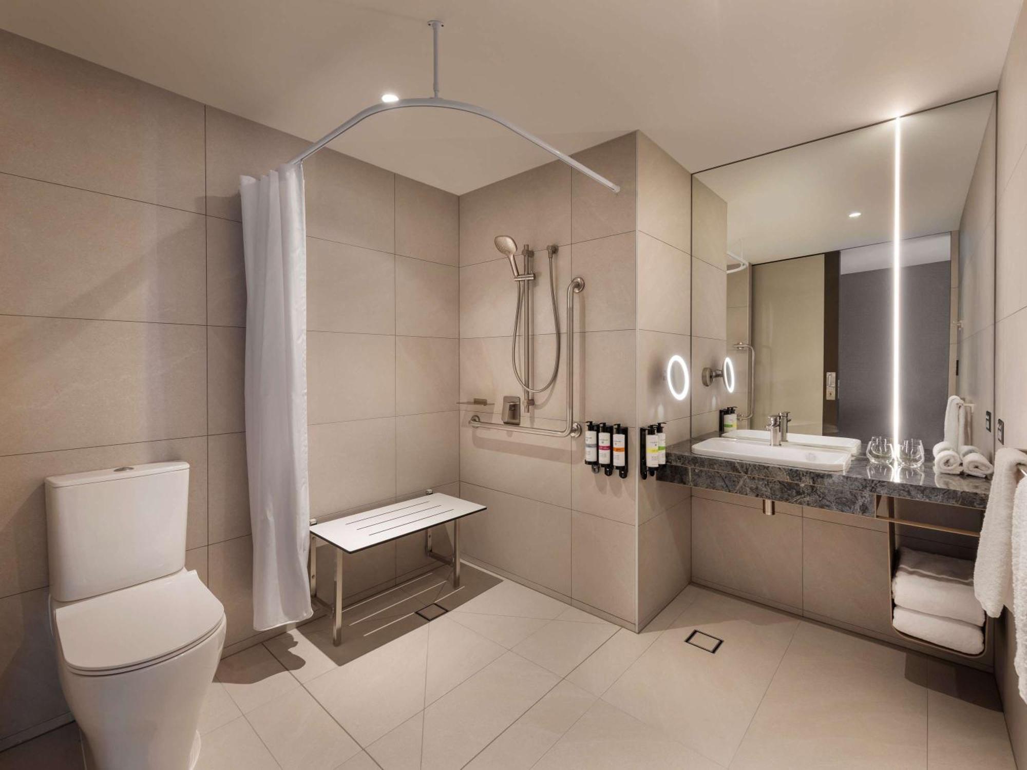 Pullman Auckland Airport Hotel ภายนอก รูปภาพ A typical bathroom in a hotel
