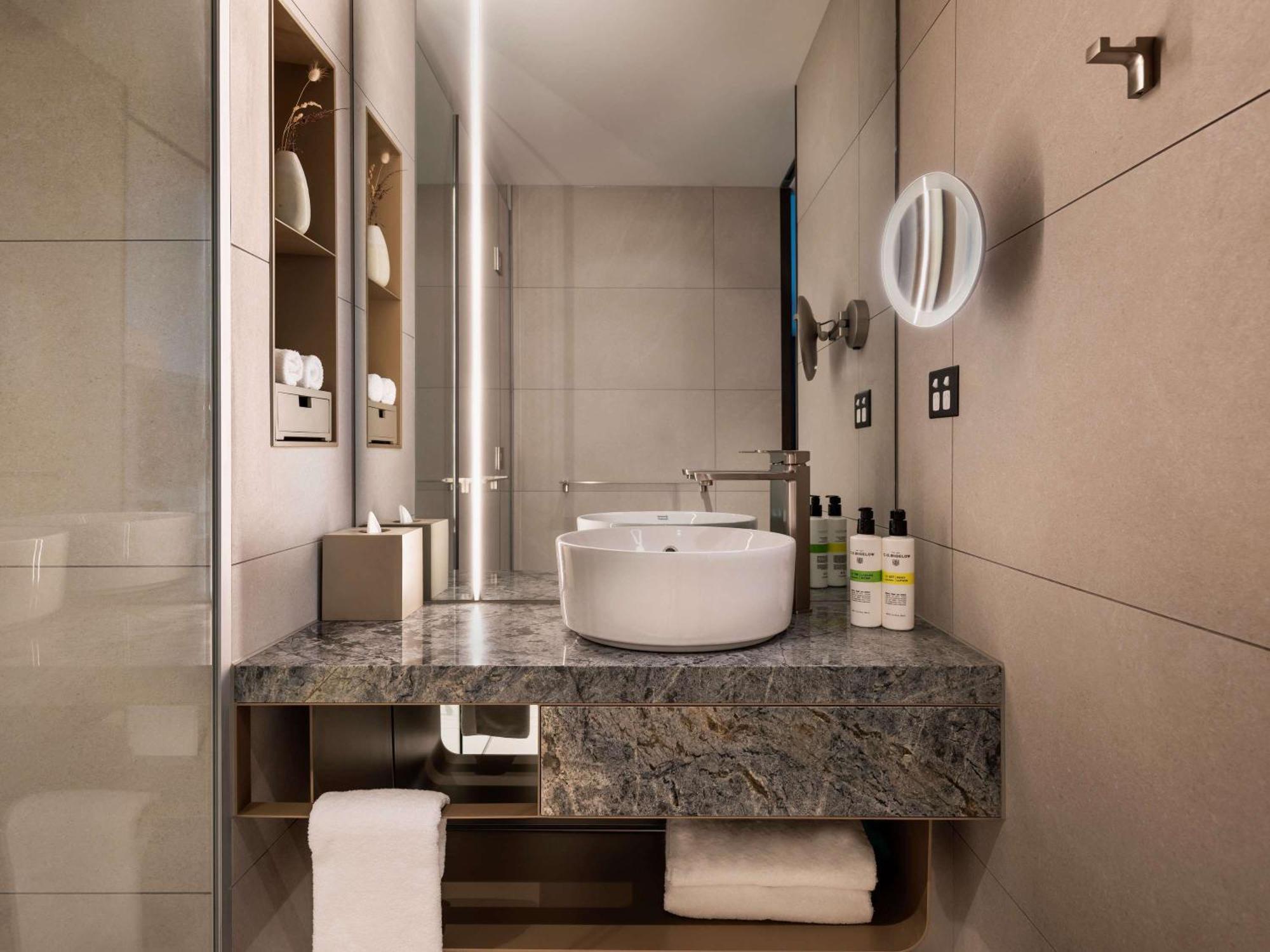 Pullman Auckland Airport Hotel ภายนอก รูปภาพ Bathroom