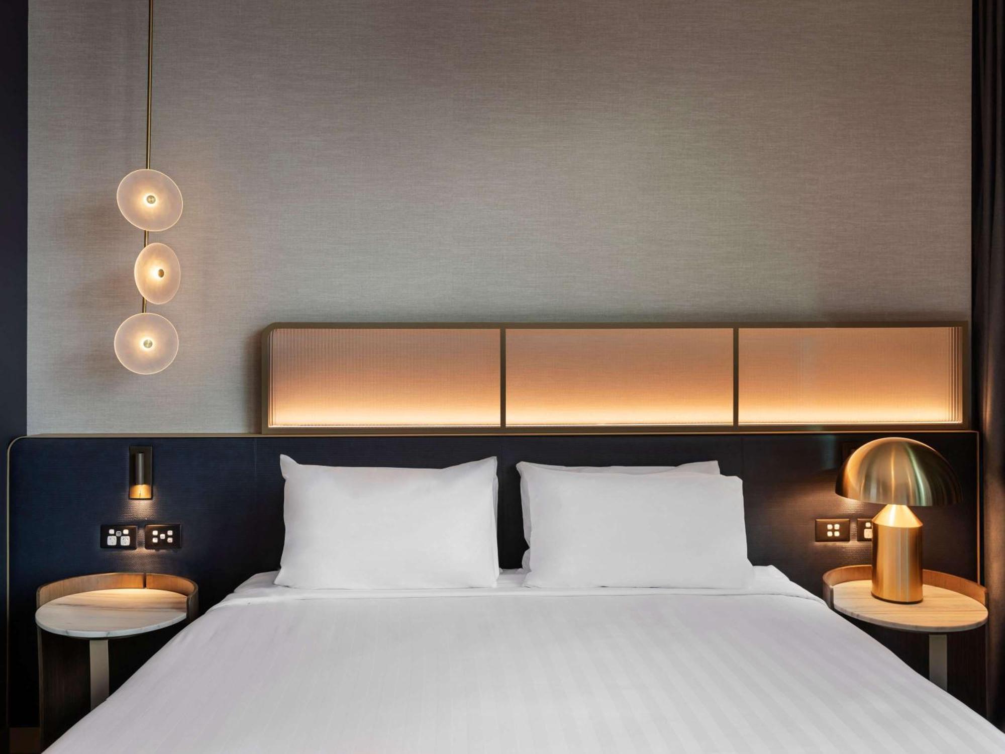 Pullman Auckland Airport Hotel ภายนอก รูปภาพ A bedroom at the hotel