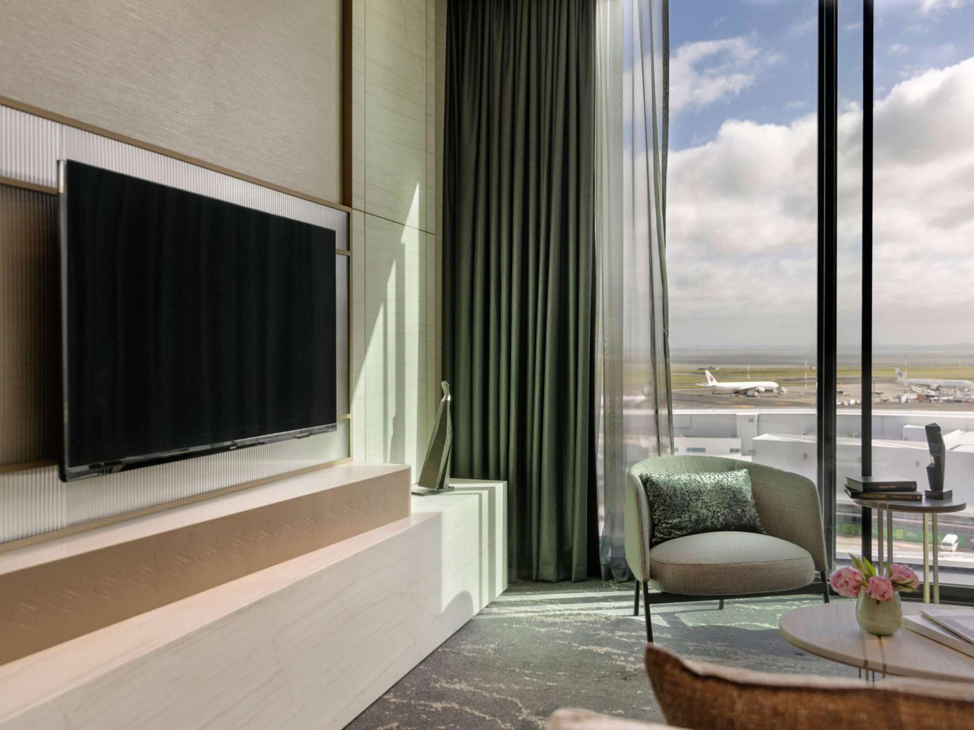 Pullman Auckland Airport Hotel ภายนอก รูปภาพ A room at the hotel
