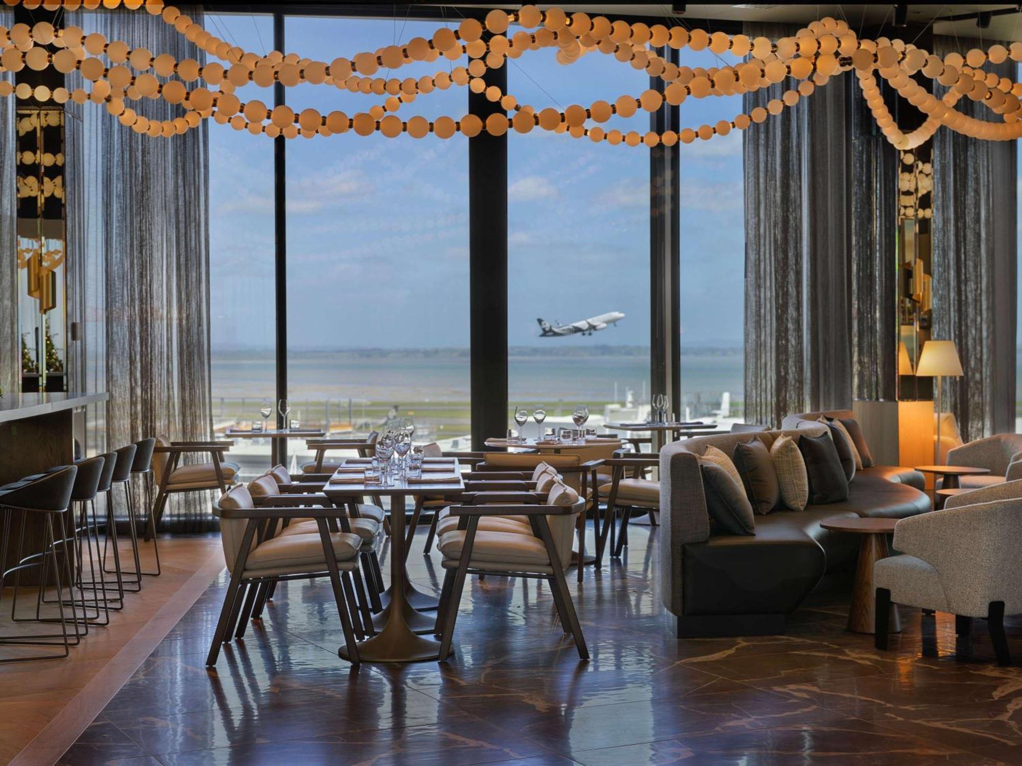 Pullman Auckland Airport Hotel ภายนอก รูปภาพ The lounge at the airport