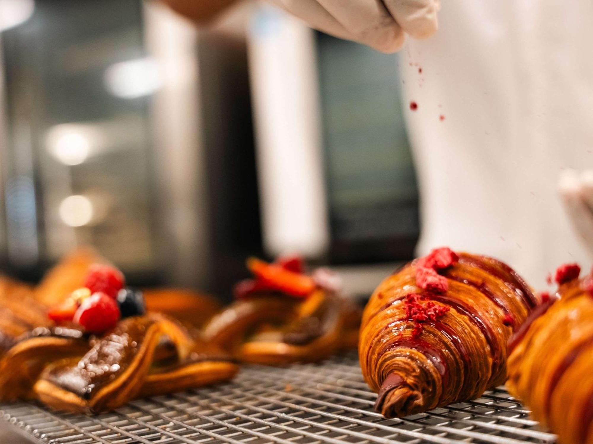 Pullman Auckland Airport Hotel ภายนอก รูปภาพ Croissants being dusted with powdered sugar