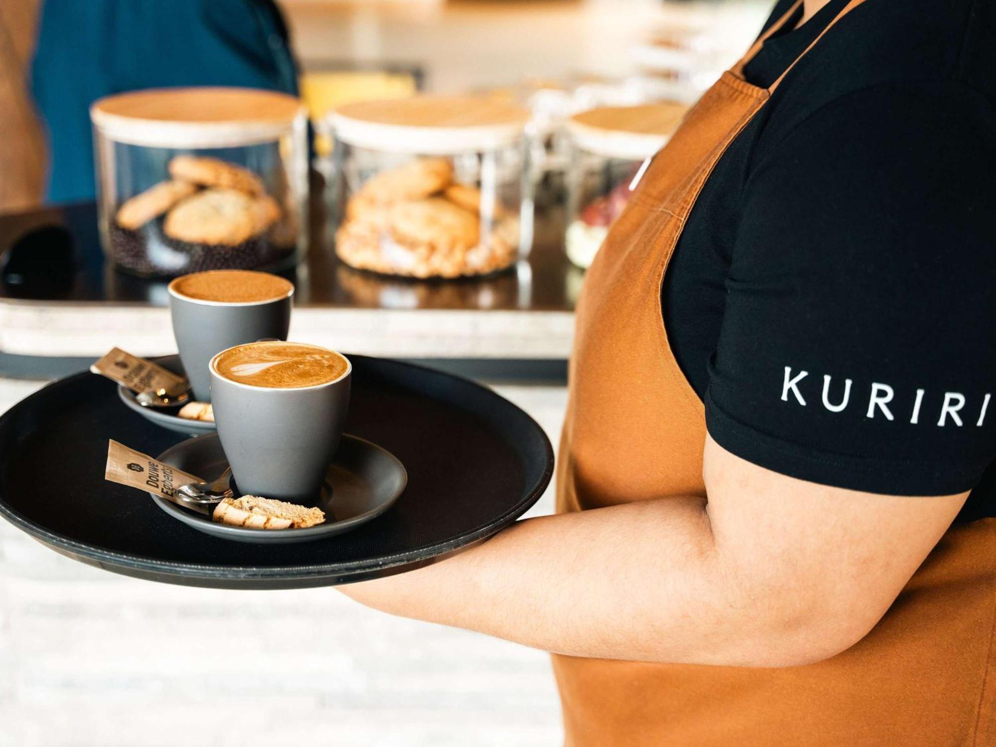 Pullman Auckland Airport Hotel ภายนอก รูปภาพ A server holding a tray of coffee