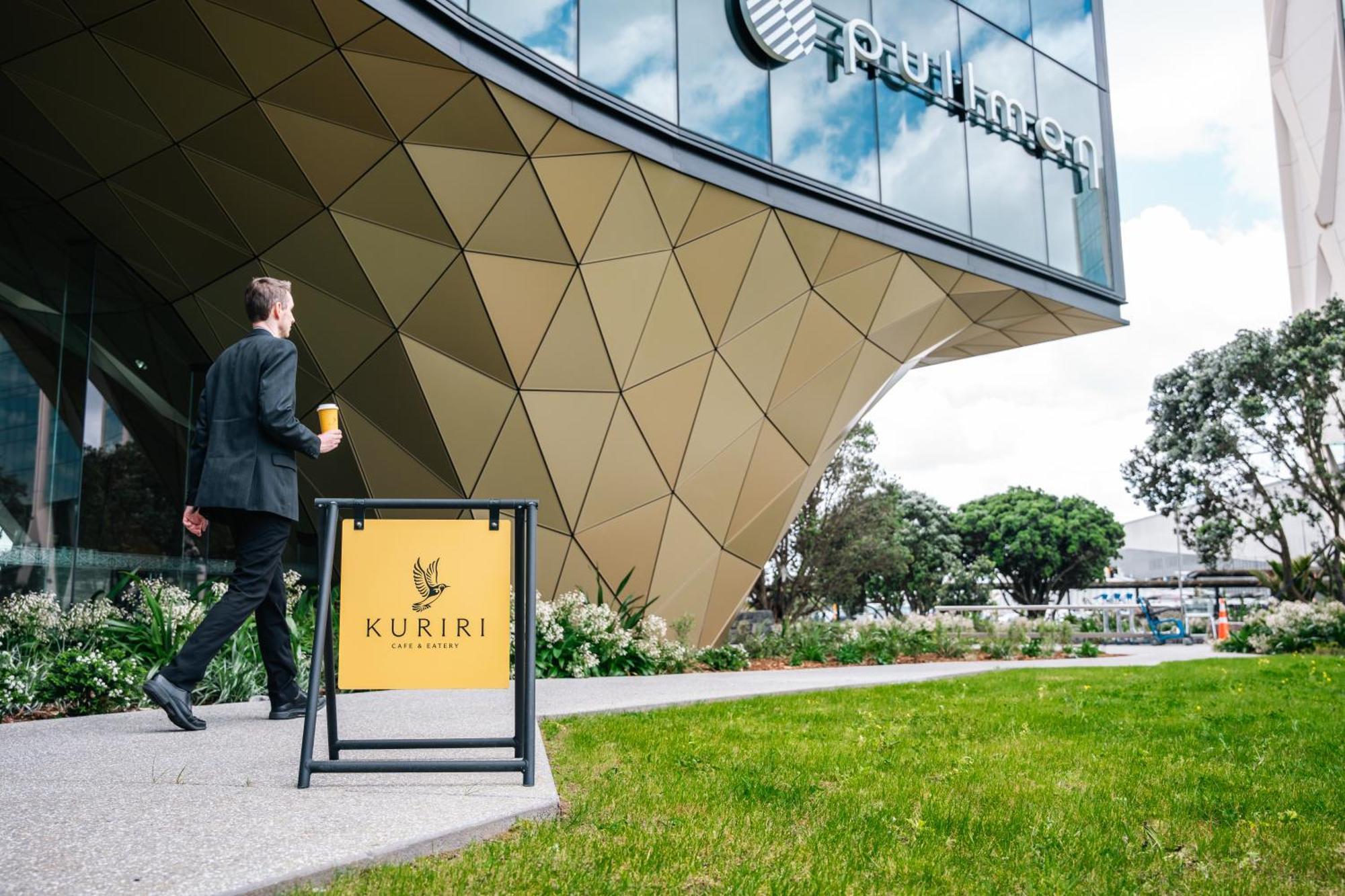 Pullman Auckland Airport Hotel ภายนอก รูปภาพ A-frame sign