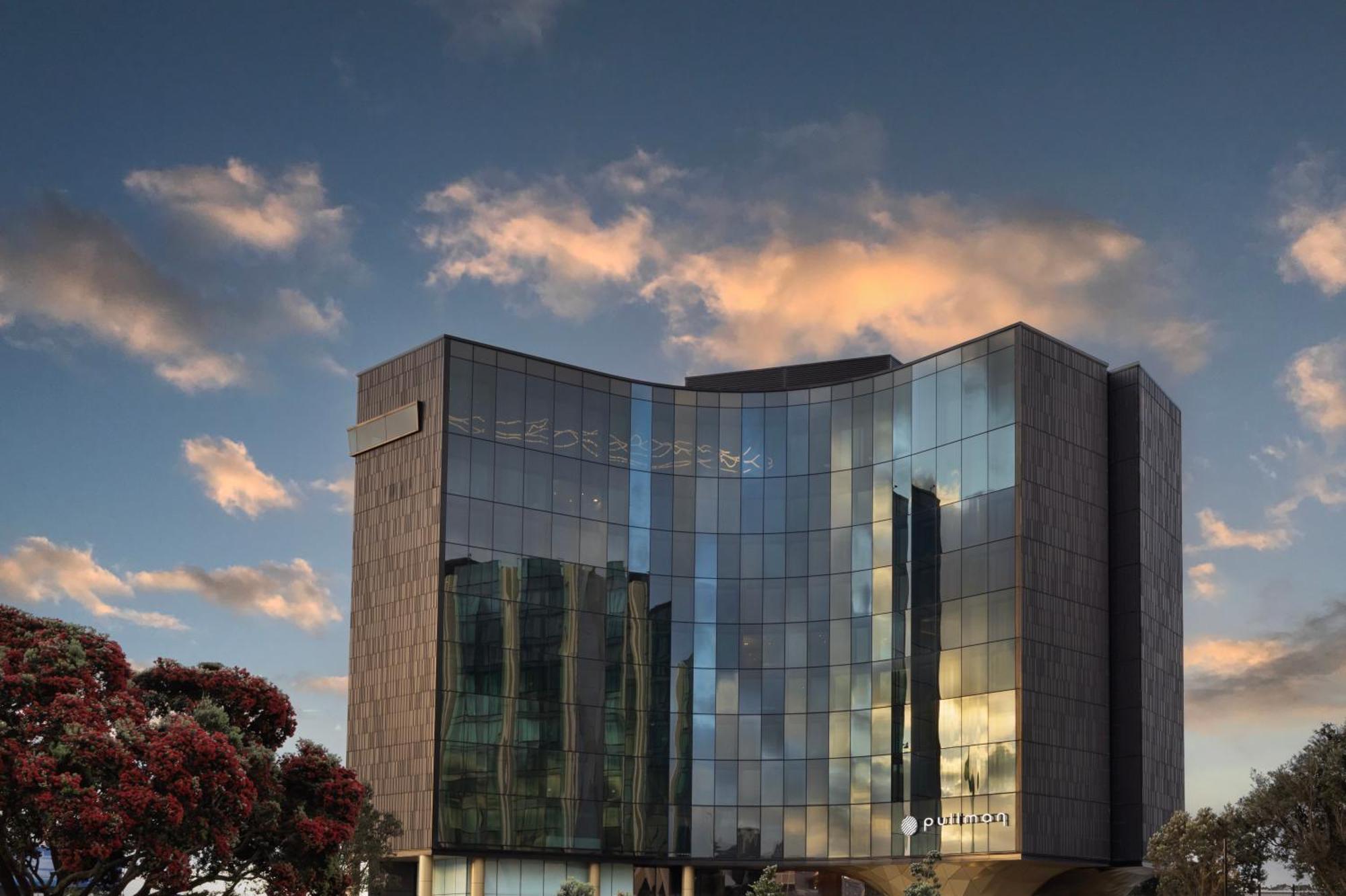 Pullman Auckland Airport Hotel ภายนอก รูปภาพ The building of the National Museum of the Republic of Kosovo